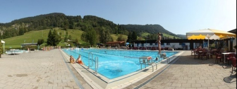 Blick auf das Sportbecken