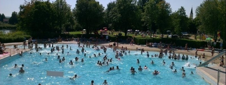 Fun-Wellenbecken mit einem Teil der riesigen Liegewiesen