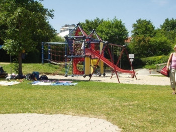Der Spielplatz ist nicht nur mit feinem Sand aufgeschüttet, sondern bietet abwechslungsreichen Spaß, z.B. mit dem Kletterturm oder einer Wasserpumpe