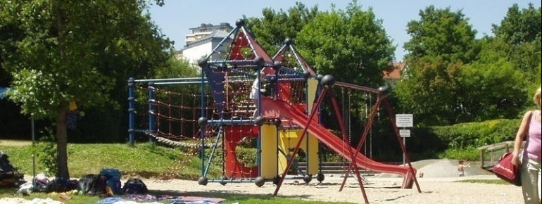 Der Spielplatz ist nicht nur mit feinem Sand aufgeschüttet, sondern bietet abwechslungsreichen Spaß, z.B. mit dem Kletterturm oder einer Wasserpumpe