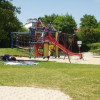 Der Spielplatz ist nicht nur mit feinem Sand aufgeschüttet, sondern bietet abwechslungsreichen Spaß, z.B. mit dem Kletterturm oder einer Wasserpumpe