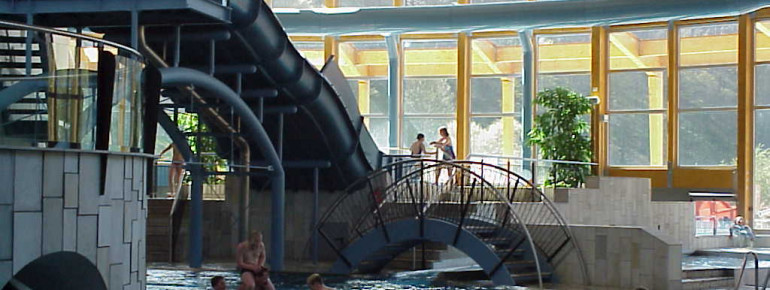 Erlebnisbecken mit Strömungskanal, Massagedüsen und Grotte bieten Spaß für die ganze Familie.