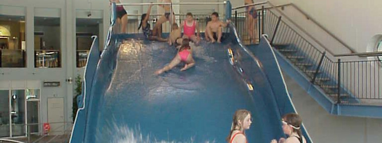 Die Breitrutsche und etliche weitere Rutschen befinden sich im Freizeitbad Thyragrotte.