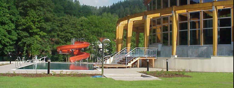 Das Außenbecken hat nur im Sommer zur Freibadsaison geöffnet.