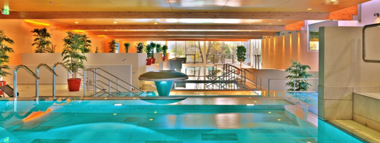 Das Kaskadenbecken in der Thermallandschaft