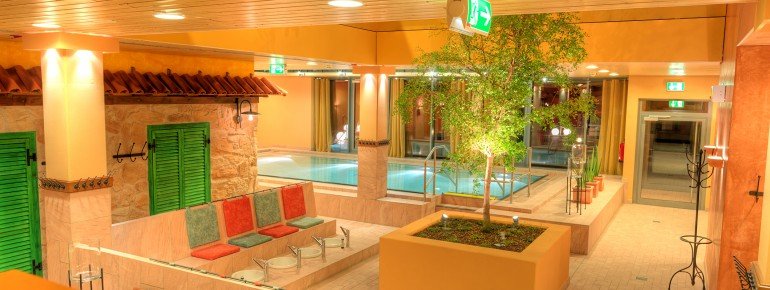 Das Entspannungsbecken bietet Erholung zwischen den Saunagängen.