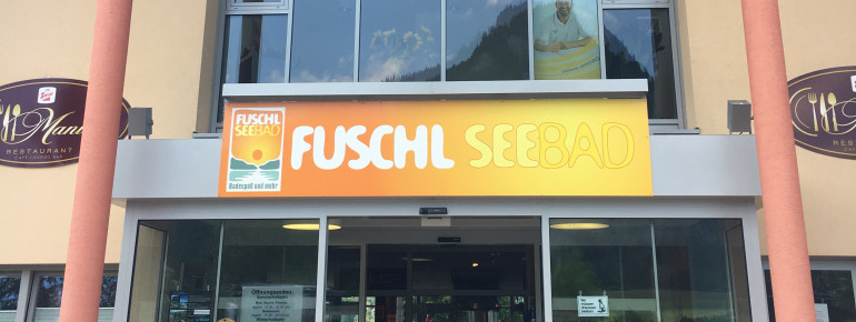 Der Eingang zum Fuschlseebad liegt unübersehbar direkt an der Hauptstraße.