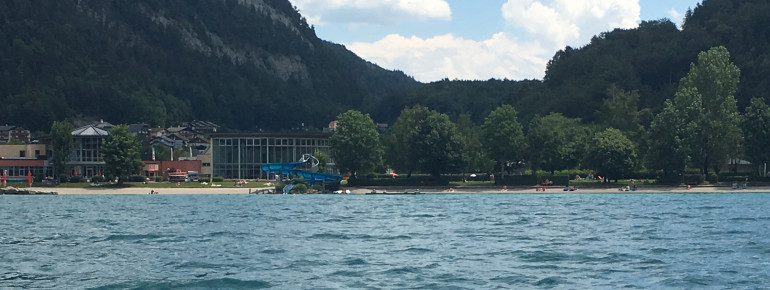 Auch eine große Rutsche gibt es am langen Strand des Fuschlseebades.