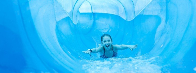 Rasant geht es auf der Riesenrutsche hinab.