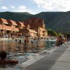 Das Bad liegt mitten in den Rocky Mountains