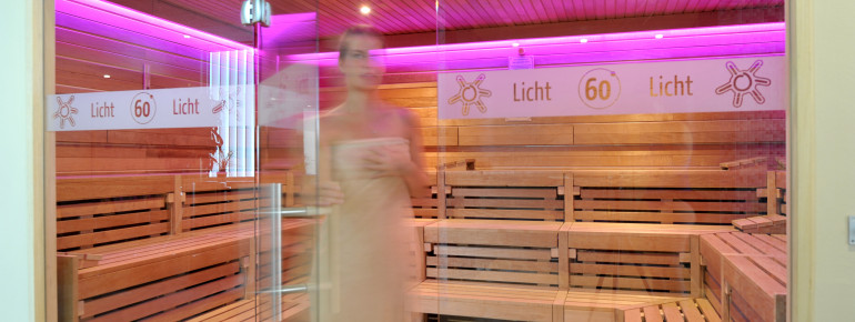 Das wechselnde Farbspiel in der Lichtsauna ist eine Wohltat für deine Seele.