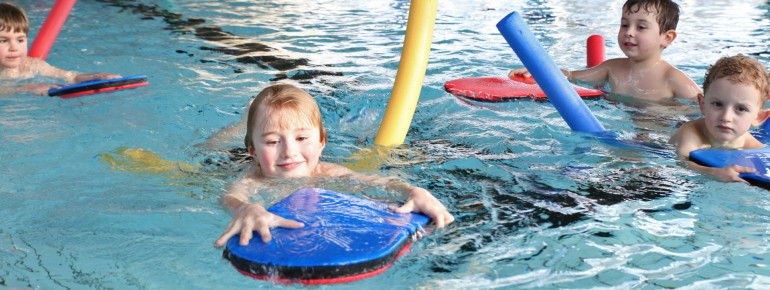Vor Ort werden Kinderschwimmkurse angeboten.