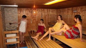 Die finnische Sauna lädt zum Entspannen ein.