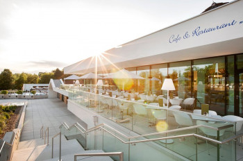 Im Restaurant "Quellblick" der Heiltherme gibt es eine Panorama-Terrasse.
