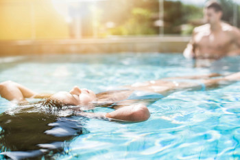 Der UrlaubsPool mit einem Wildwasserkanal lädt zum Treibenlassen und Entspannen ein.