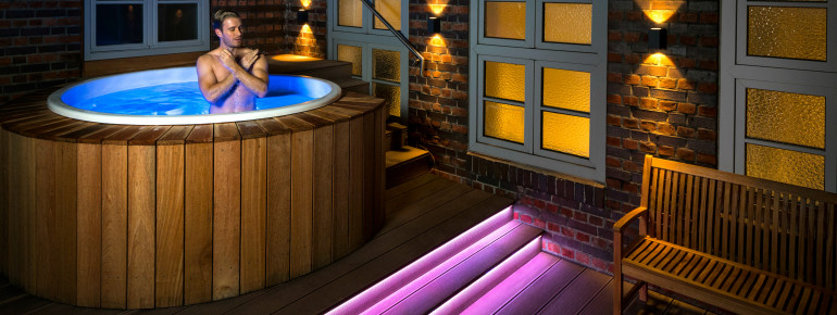 Im Außenbereich mit Kaltwasserbecken kannst du dich nach dem Saunieren erfrischen.