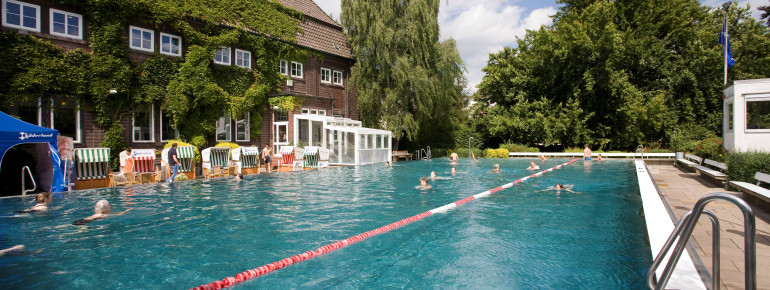Im beheizten Außenbecken kannst du ganzjährig schwimmen.
