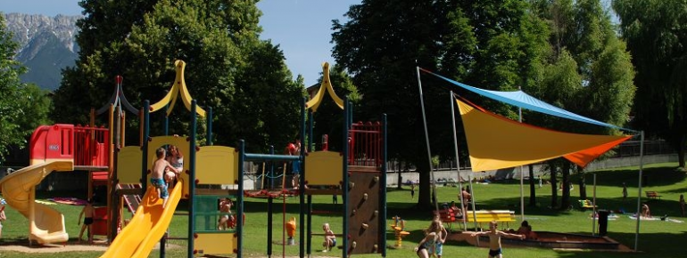 Spielvergnügen am modernen Kinderspielplatz