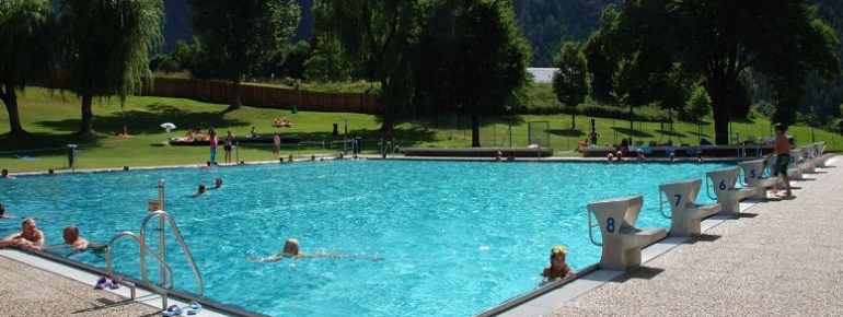 Bahn um Bahn ziehen im Schwimmerbecken
