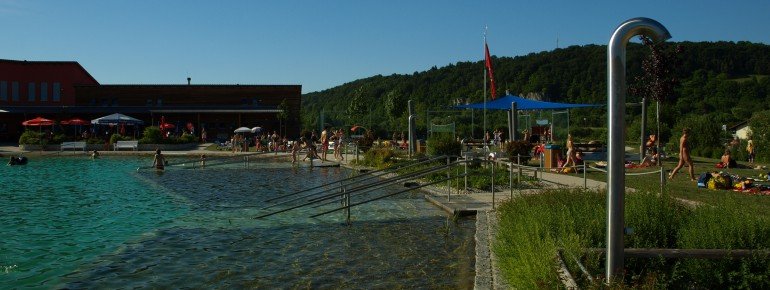 Der Kiesstrand ermöglicht einen leichten Zugang zum Wasser