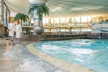 Zwischen 33 und 35 Grad warm ist das Thermalwasser in der Johannesbad Therme Bad Füssing.