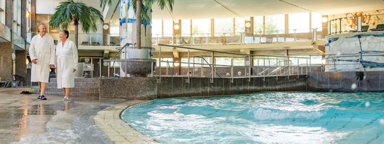 Zwischen 33 und 35 Grad warm ist das Thermalwasser in der Johannesbad Therme Bad Füssing.