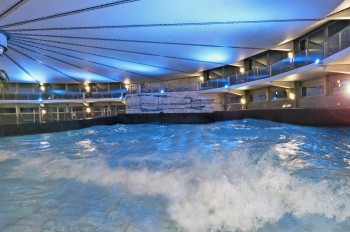 Das Wellenbecken der Johannesbad Therme