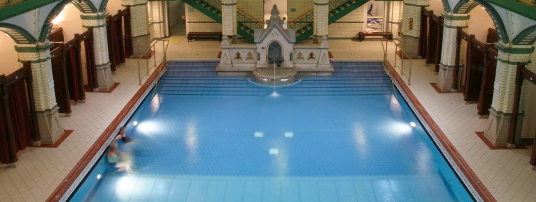 Blick auf das 200 Quadratmeter große Schwimmbecken