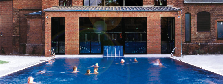 Das Außenbecken ist ganzjährig beheizt.