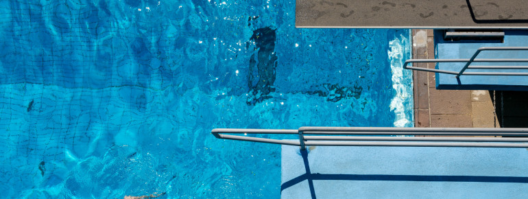 Das Freibad verfügt über eine Sprunganlage.