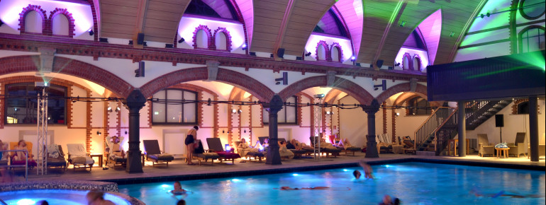 Abends herrscht im Sole-Becken durch die Lichter eine besondere Atmosphäre.