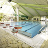 Das 25 Meter lange Becken im Innenbereich bietet genügend Platz für Sportschwimmer.