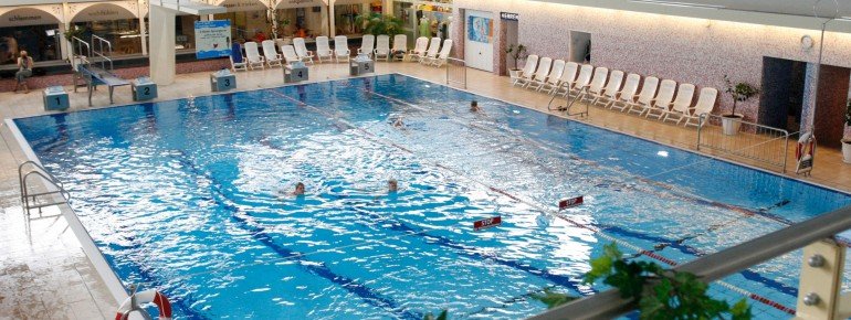 Im Sportbecken können Gäste ihre Bahnen ziehen