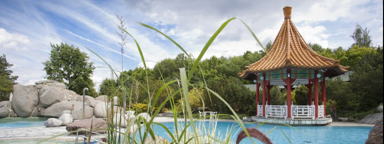 Im Außenbereich warten zwei weitere Becken