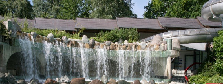 Wasserfall und Rutsche sorgen für Spaß in der Therme