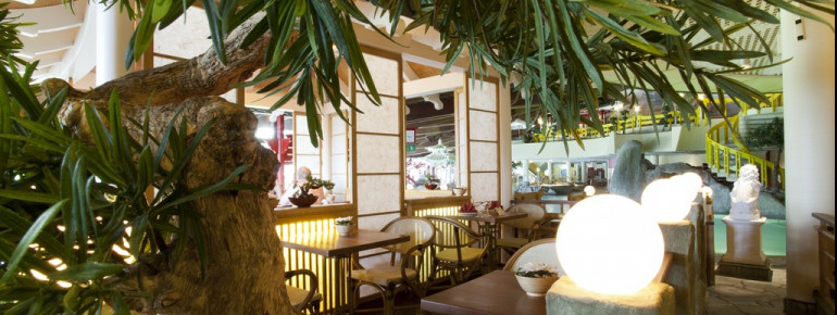 Das Restaurant im Innenbereich versorgt hungrige Gäste