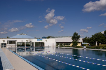 Das Cabriodach der 50-Meter-Schwimmhalle kann geöffnet werden.