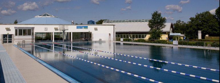 Das Cabriodach der 50-Meter-Schwimmhalle kann geöffnet werden.