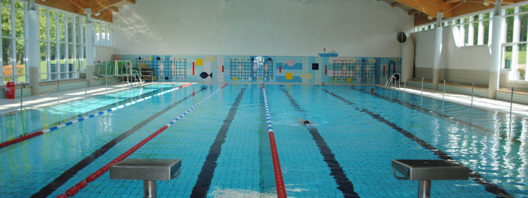 Sportliche Schwimmer haben im Marienbad gleich zwei Sportbecken zur Auswahl.