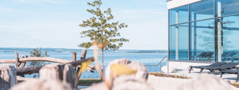 Direkt am Nordufer des Bodensees gelegen, vereint die Meersburg Therme Entspannung, Natur und Panoramablick.
