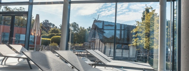 Mit Blick auf See und Alpen entspannst du auf den Liegen vor der weitläufigen Panoramafensterfront.