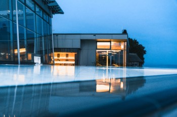 Entspanne abends im Außenbecken der Meersburg Therme.