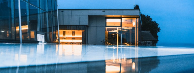 Entspanne abends im Außenbecken der Meersburg Therme.