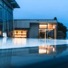 Entspanne abends im Außenbecken der Meersburg Therme.