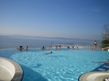 Bis nach Konstanz am Horizont kannst du vom Außenbecken der Meersburg Therme bei gutem Wetter blicken