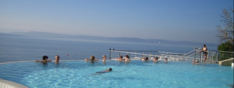 Bis nach Konstanz am Horizont kannst du vom Außenbecken der Meersburg Therme bei gutem Wetter blicken