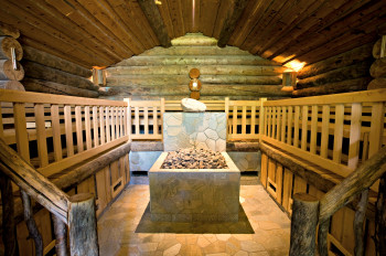 In der Kelo Sauna schwitzt du zu entspannenden Melodien.