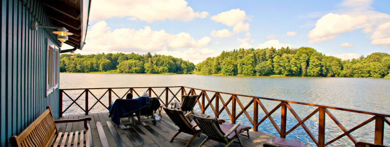 Die Seeterrasse lädt zum Sonnenbaden ein.
