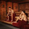 Im Innen- und Außenbereich stehen dir insgesamt fünf verschiedene Sauna-Typen zur Verfügung