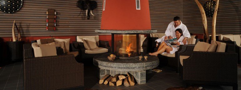 Im Ruheraum lässt es sich neben dem Kamin zwischen den Saunagängen super entspannen